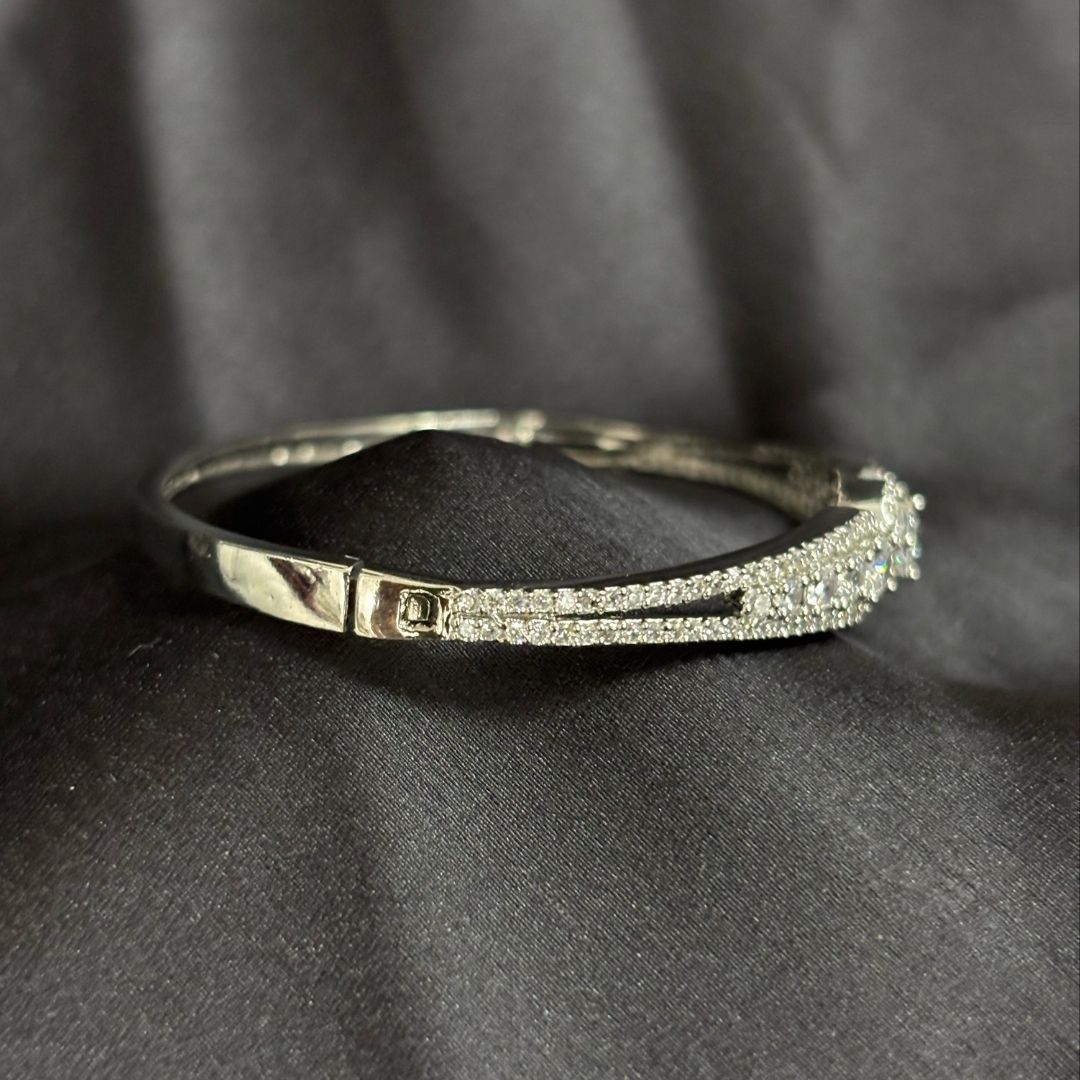 Gold-Plated Cubic Zirconia Bangle – A Blend of Elegance & Radiance