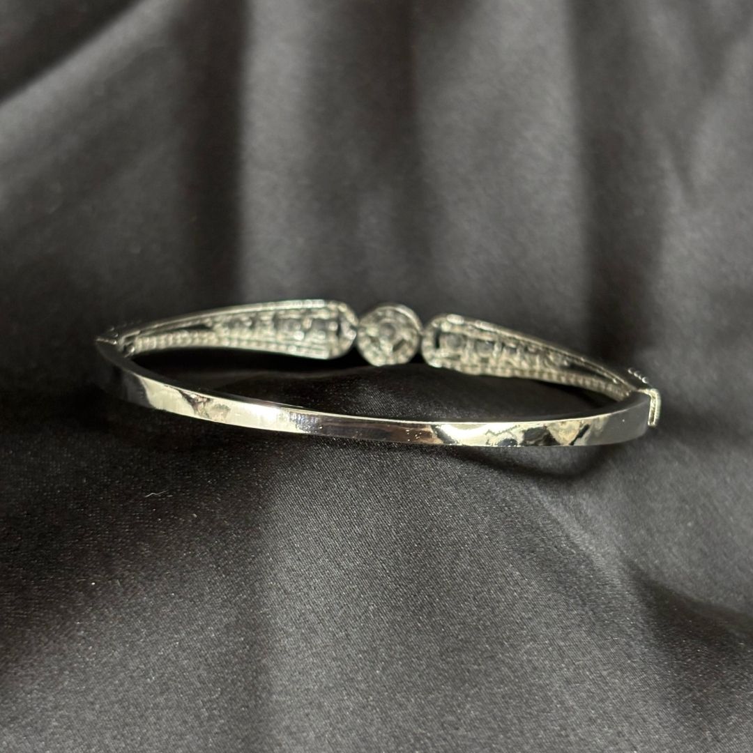 Gold-Plated Cubic Zirconia Bangle – A Blend of Elegance & Radiance