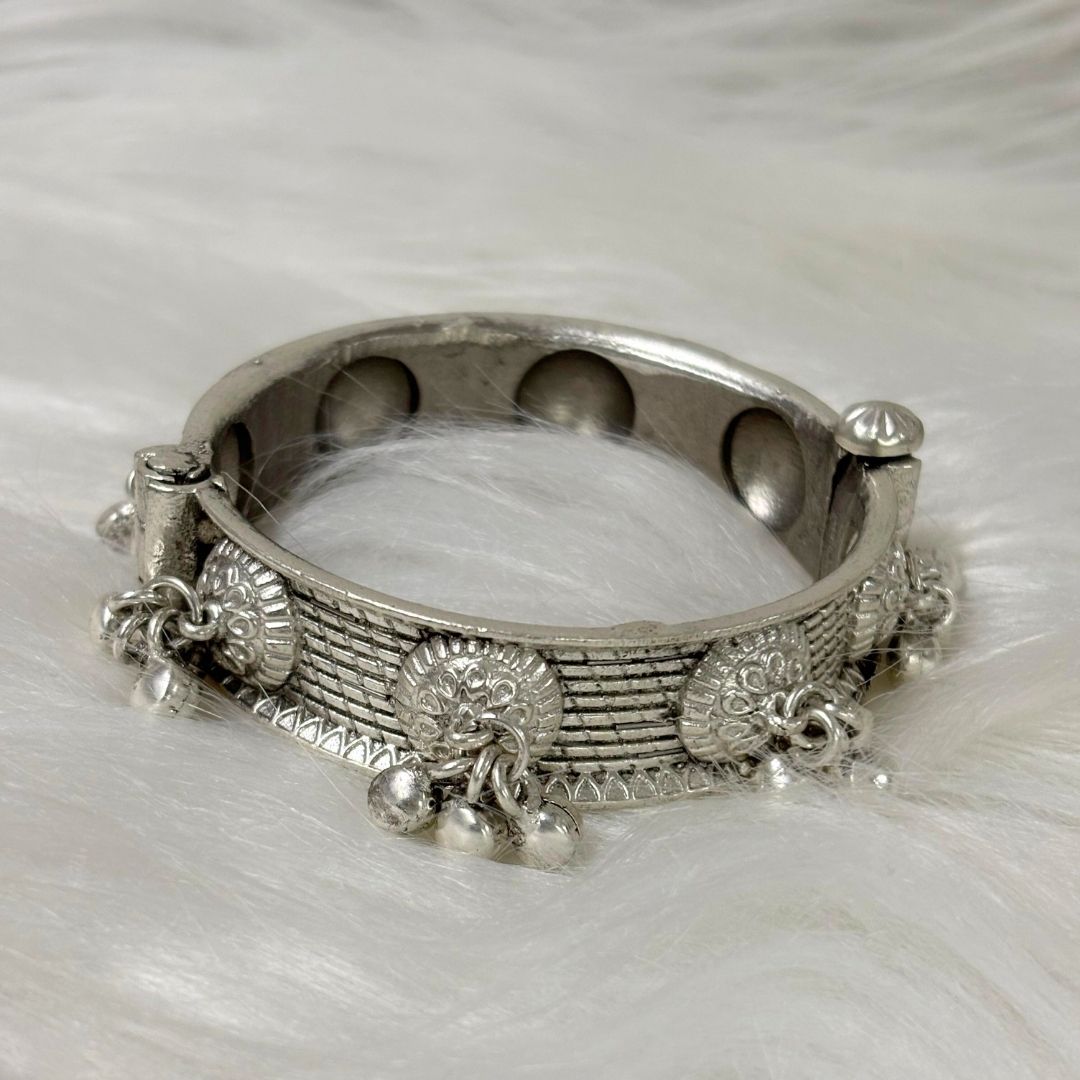 Heritage Charm Oxidized Bangle – Ghungroo Elegance