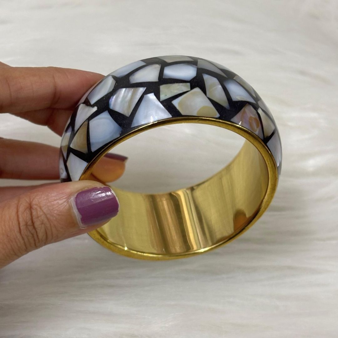 Aurora Stone Chip Bangle – High-Quality Gold Finish