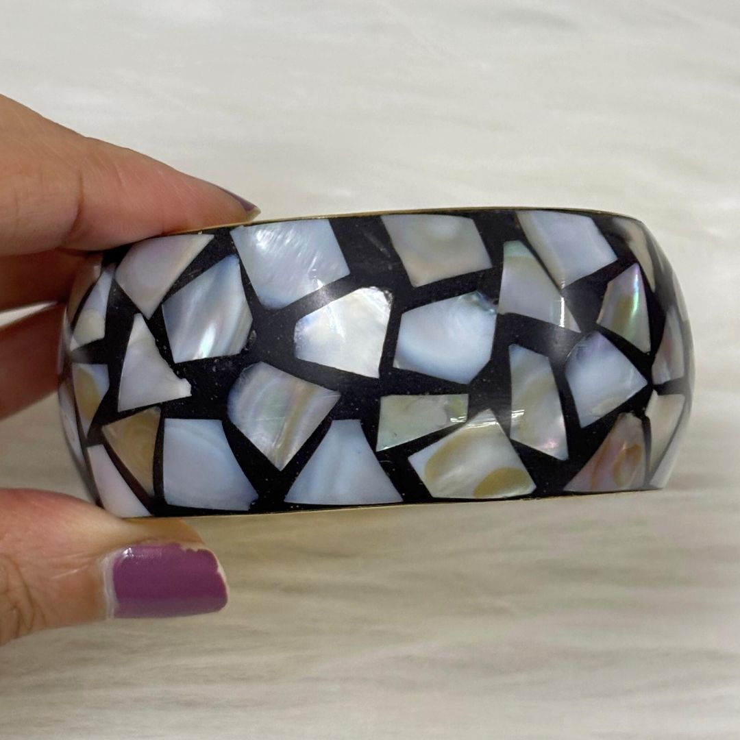 Aurora Stone Chip Bangle – High-Quality Gold Finish