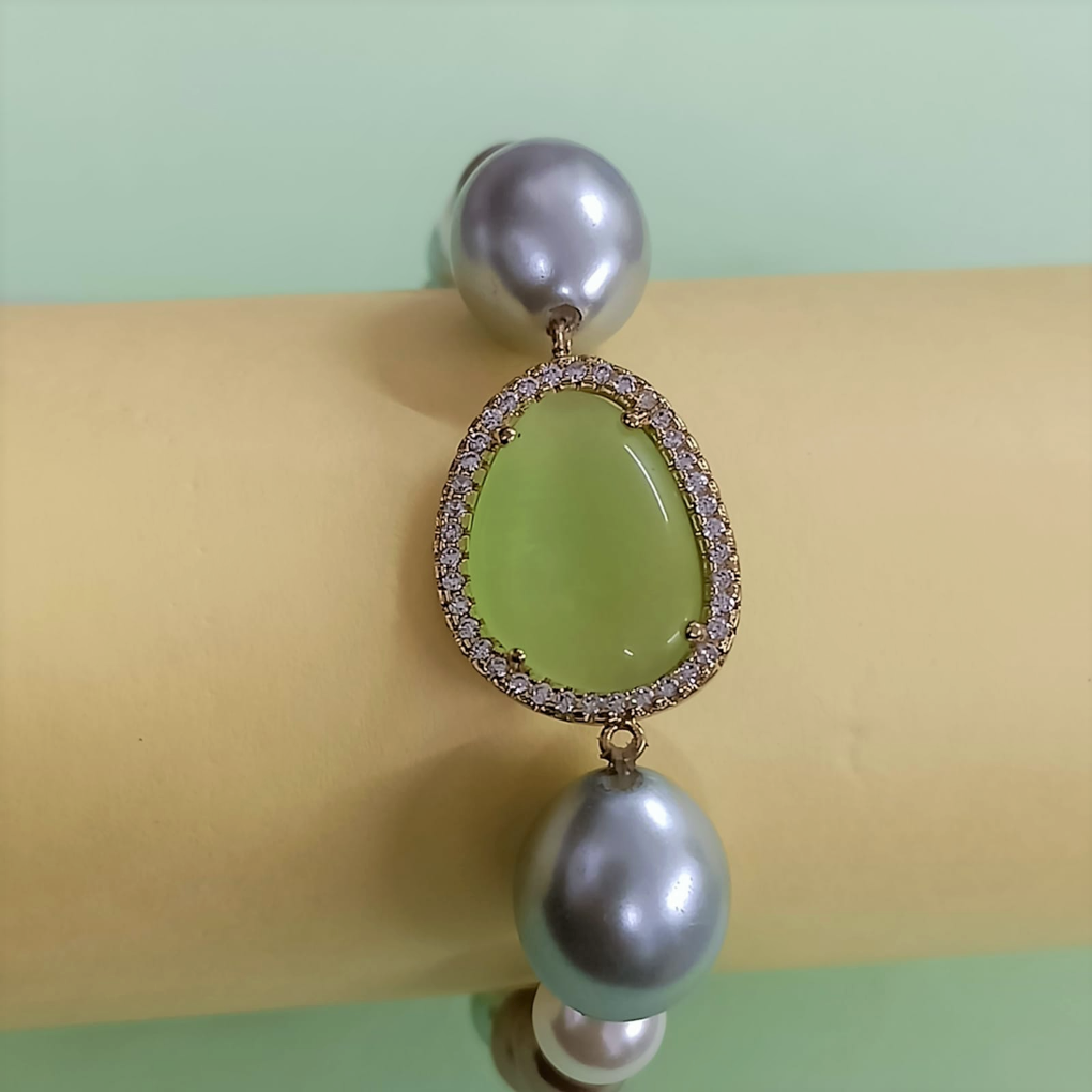 Bdiva Shell Pearl Bracelet with Green Quart Stone.