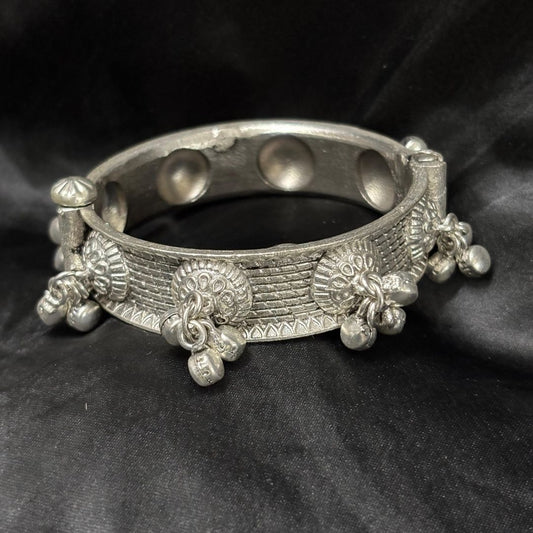 Heritage Charm Oxidized Bangle – Ghungroo Elegance